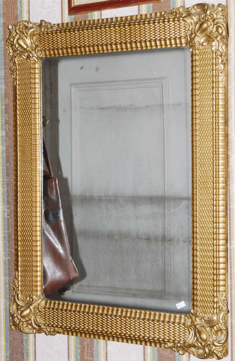 Specchiera rettangolare in legno dorato e decorato a pastiglia  - Auction House Sale Villa la Femara - Cambi Casa d'Aste