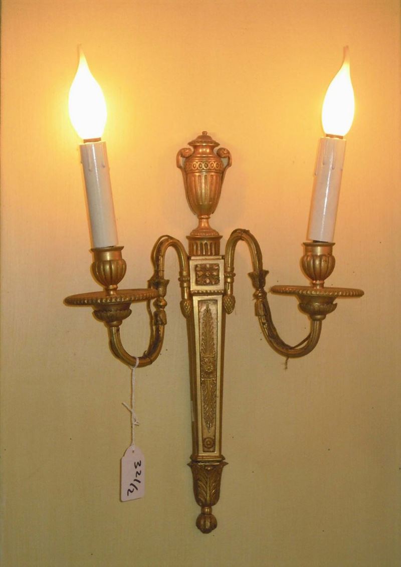 Coppia di applique a due luci in bronzo dorato, XX secolo  - Asta House Sale villa la Femara - Cambi Casa d'Aste