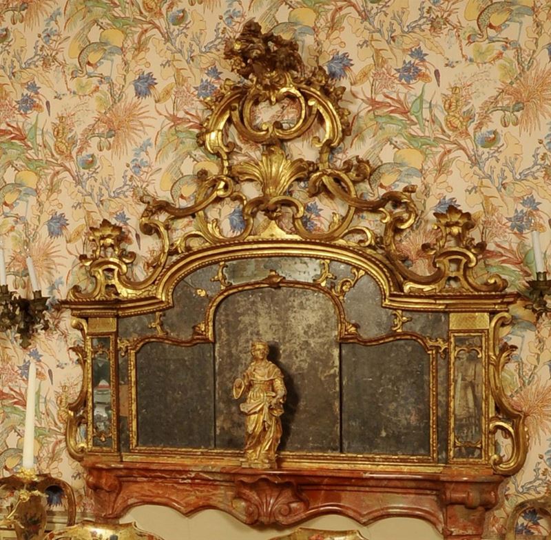 Caminiera in legno dorato con ricca cimasa intagliata, Piemonte seconda metˆ XVIII secolo  - Auction House Sale Villa la Femara - Cambi Casa d'Aste