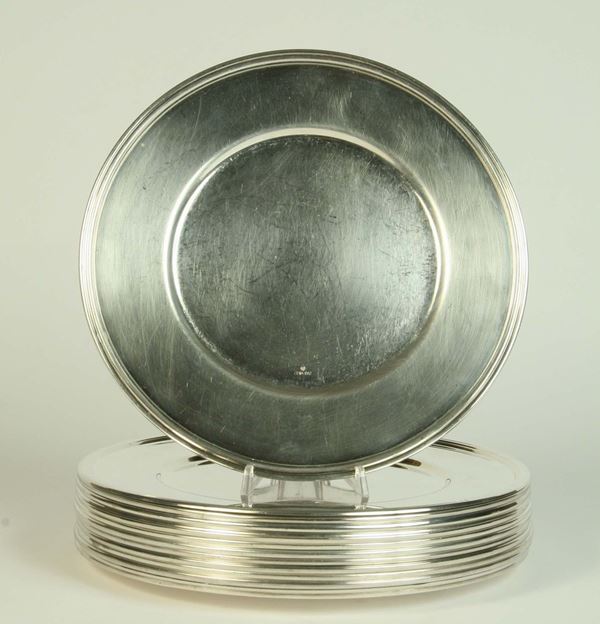 Lotto di quattordici piatti circolari in metallo argentato