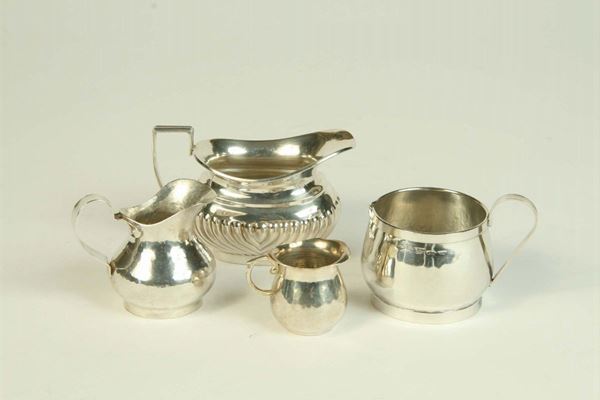 Quattro lattiere di forma diversa in argento XX secolo