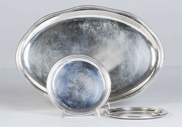 Vassoio ovale e due piattini in metallo argentato