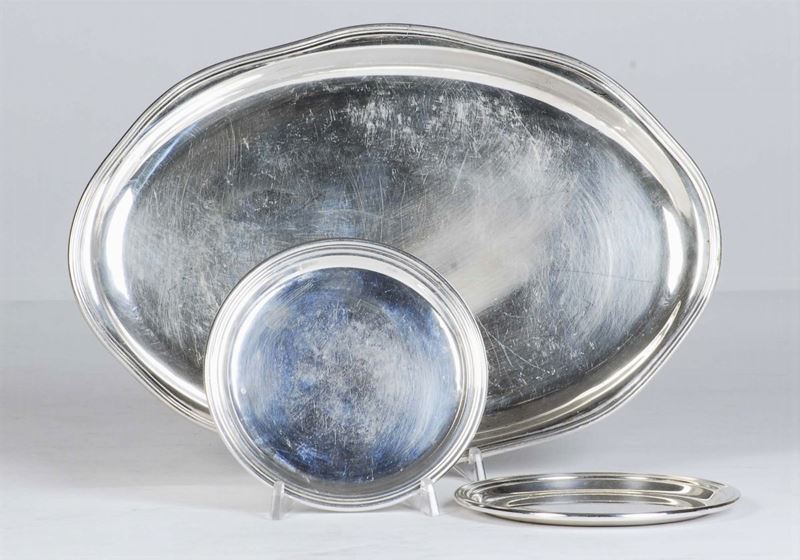 Vassoio ovale e due piattini in metallo argentato  - Auction House Sale Villa la Femara - Cambi Casa d'Aste