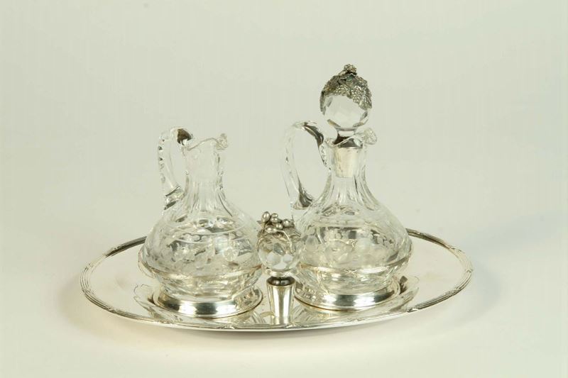 Oliera in metallo argentato con ampolle in cristallo  - Auction House Sale Villa la Femara - Cambi Casa d'Aste