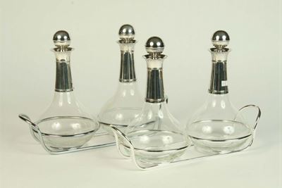 Due Set di Bottiglie in Vetro con Portabottiglie in Metallo