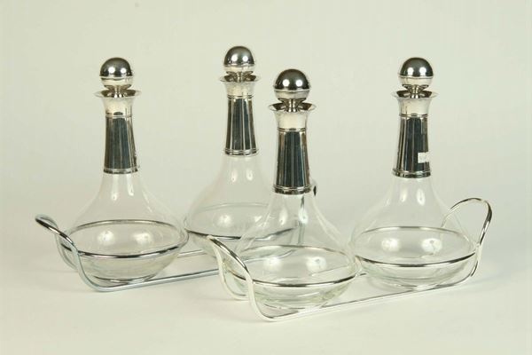 Due set di bottiglie in vetro con portabottiglie in metallo