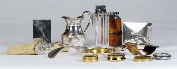 Lotto misto di oggetti in argento e altri materiali