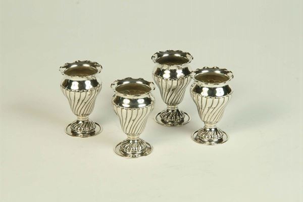 Quattro vasetti in argento