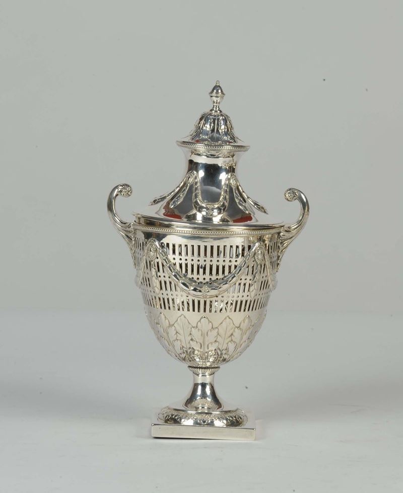 Vaso ad urna in argento, Londra inizio XX secolo  - Asta House Sale villa la Femara - Cambi Casa d'Aste