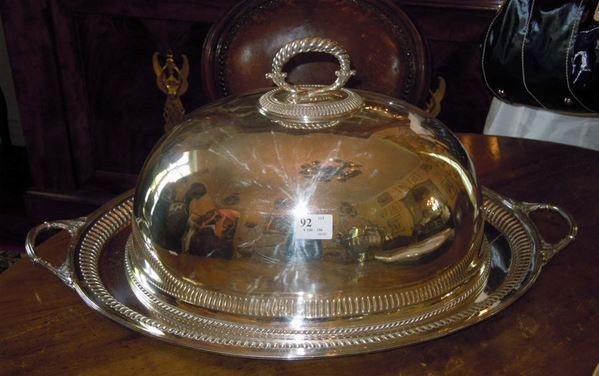 Grande vassoio con coperchio in metallo argentato, XX secolo