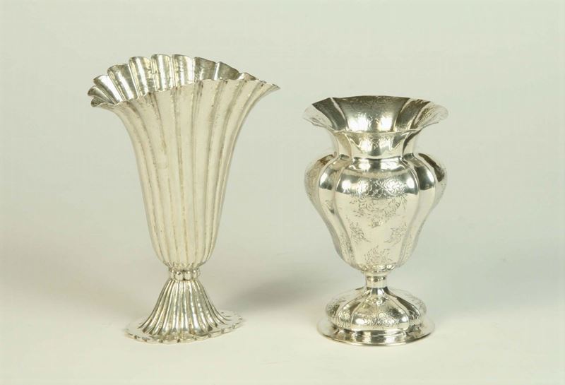 Due vasi porta fiori in argento, XX secolo  - Auction House Sale Villa la Femara - Cambi Casa d'Aste