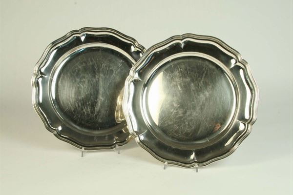 Due grandi piatti in argento in stile barocchetto, XX secolo