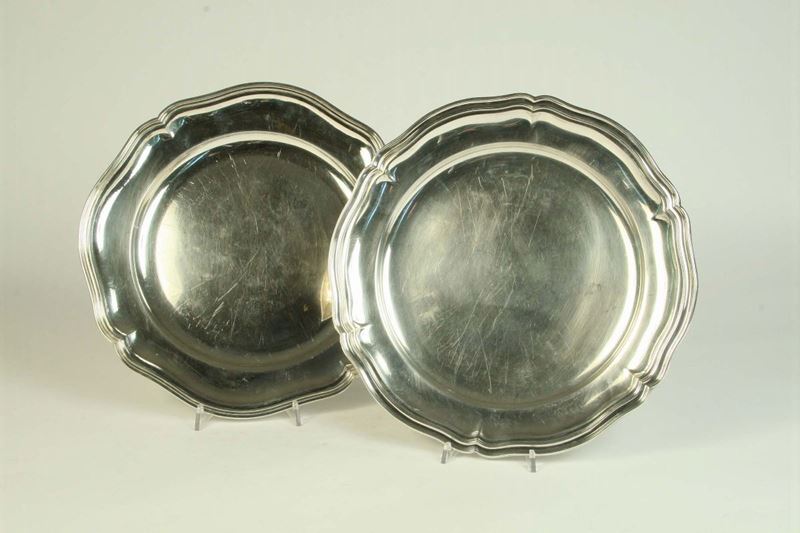 Due grandi piatti in argento in stile barocchetto, XX secolo  - Asta House Sale villa la Femara - Cambi Casa d'Aste