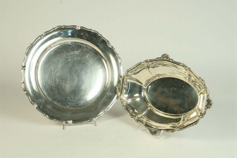 Centrotavola e grande piatto in argento, XX secolo  - Auction House Sale Villa la Femara - Cambi Casa d'Aste