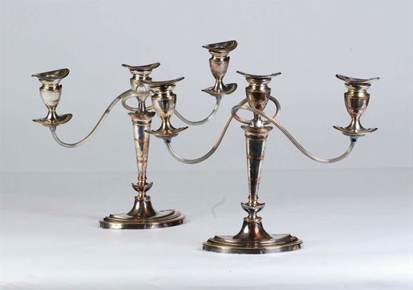 Coppia di candelabri a tre luci in rame argentato, XX secolo
