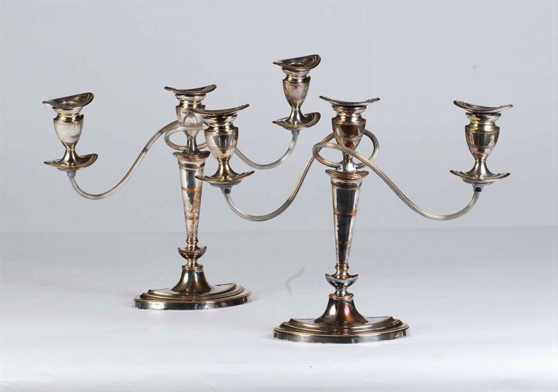 Coppia di candelabri a tre luci in rame argentato, XX secolo  - Auction House Sale Villa la Femara - Cambi Casa d'Aste