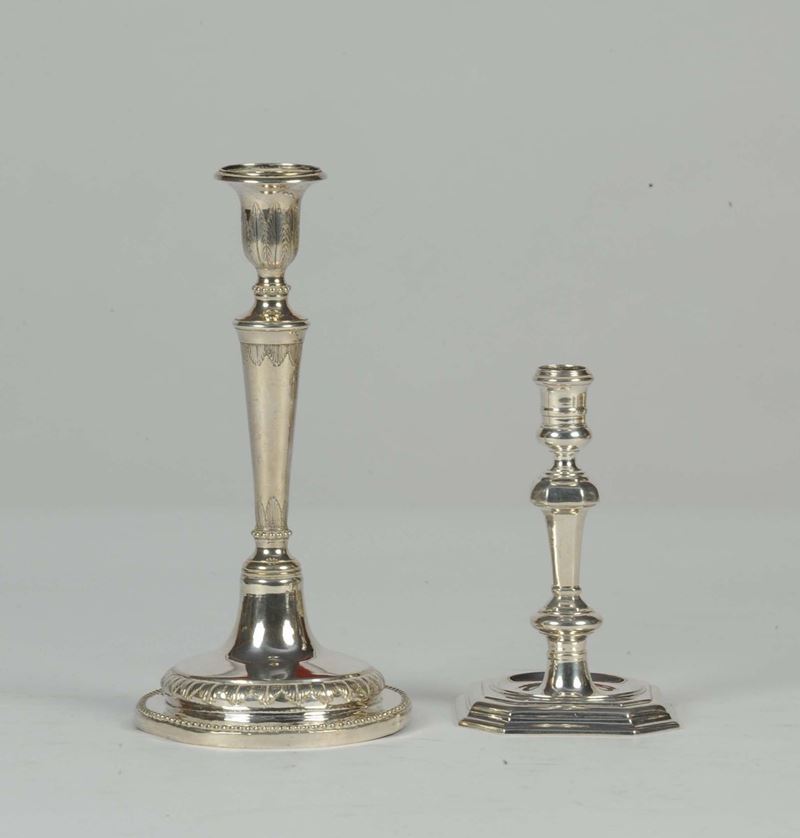 Due candelieri antichi diversi in argento  - Auction House Sale Villa la Femara - Cambi Casa d'Aste