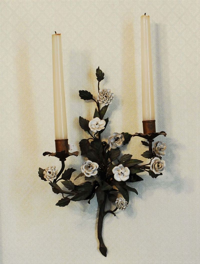 Coppia di applique a due luci con rami e fiori, XIX secolo  - Auction House Sale Villa la Femara - Cambi Casa d'Aste