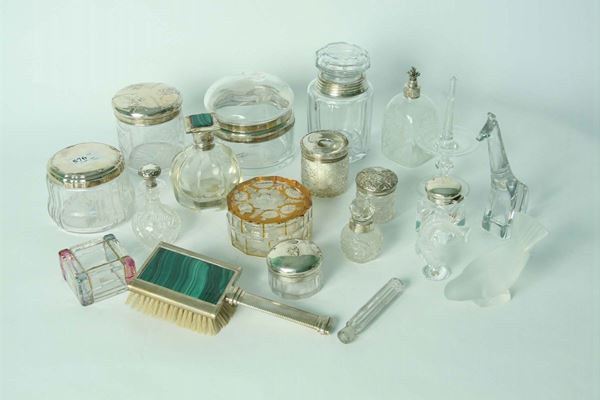 Collezione di flaconi e scatole da toilette in cristallo e argento