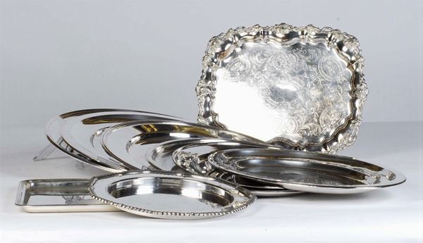 Nove piatti in metallo argentato di diverse forme