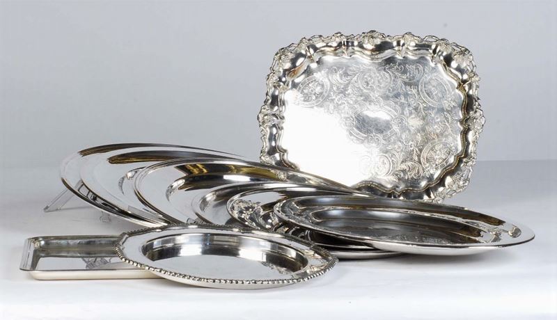 Nove piatti in metallo argentato di diverse forme  - Asta House Sale villa la Femara - Cambi Casa d'Aste