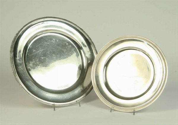Due grandi piatti in argento in stile Carlo X