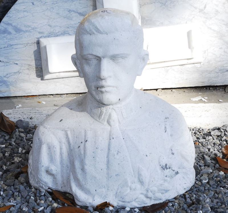 Scultura in marmo raffigurante busto di ufficiale con mostrine fasciste, XX secolo  - Asta Asta a Tempo Scultura - Cambi Casa d'Aste