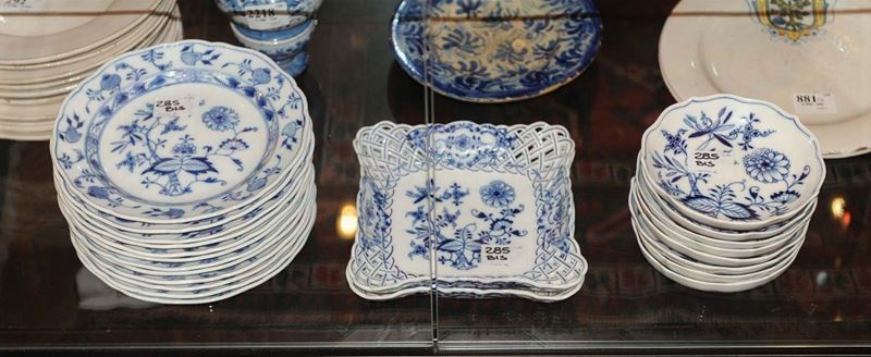 Servizio di piatti in porcellana di Meissen composto da 12 piattini, 8 coppette e 2 cestini  - Asta Antiquariato e Dipinti Antichi - Cambi Casa d'Aste