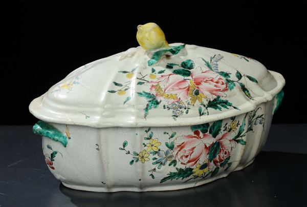 Zuppiera in maiolica a decoro floreale, XVIII secolo