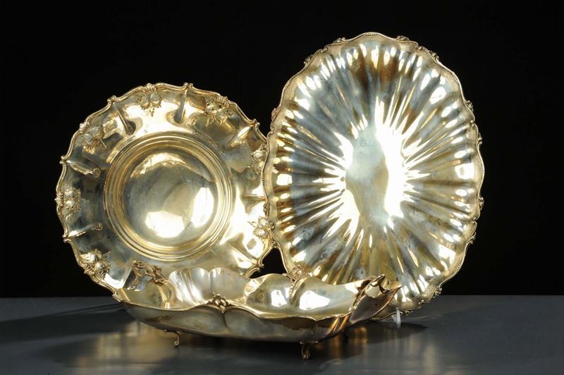 Tre centrotavola diversi in argento, gr. 1800  - Asta Antiquariato e Dipinti Antichi - Cambi Casa d'Aste
