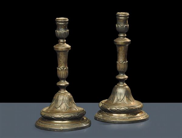 Coppia di candelieri in argento sbalzato, punzoni Torretta 1792, Genova fine XVIII secolo