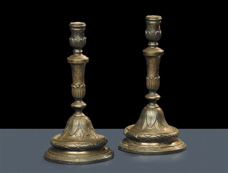 Coppia di candelieri in argento sbalzato, punzoni Torretta 1792, Genova fine XVIII secolo  - Asta Antiquariato e Dipinti Antichi - Cambi Casa d'Aste