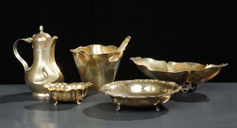 Due centrotavola, caffettiera, zuccheriera e portaghiaccio  - Auction Antiquariato e Dipinti Antichi - Cambi Casa d'Aste
