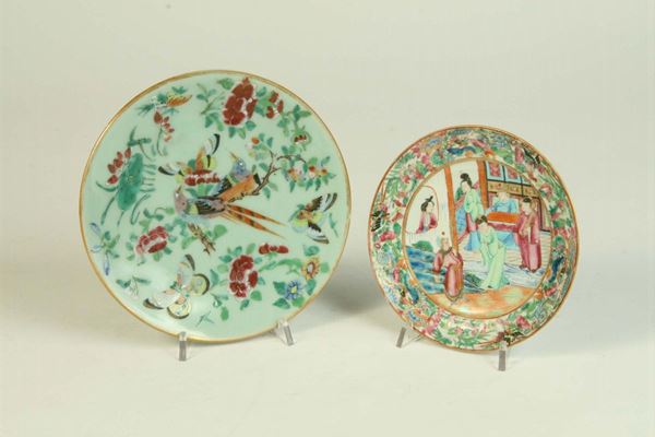 Due piattini in porcellana diversi, Cina XX secolo