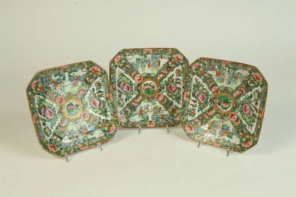 Tre piatti tipo Canton in porcellana, Cina XX secolo