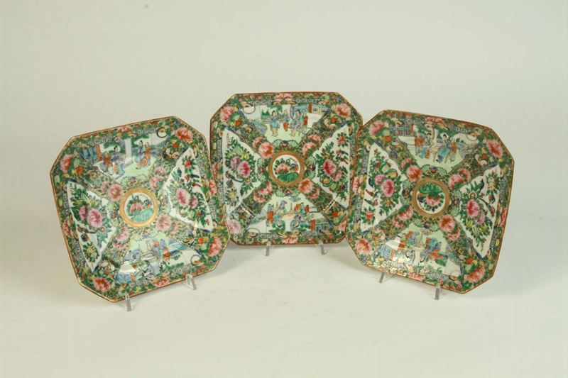 Tre piatti tipo Canton in porcellana, Cina XX secolo  - Asta House Sale villa la Femara - Cambi Casa d'Aste