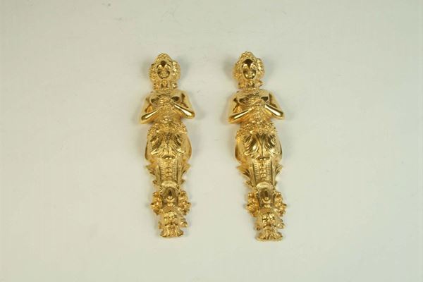 Coppia di placche con figure femminili in bronzo dorato