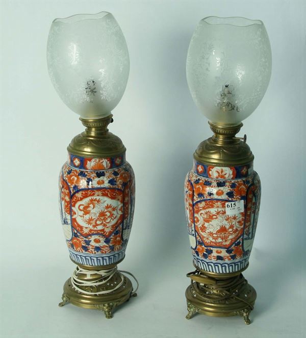 Coppia di lumi a petrolio con vasi Imari in porcellana, XIX secolo