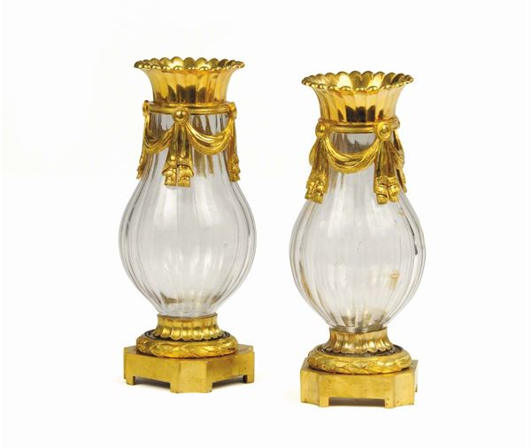 Due vasetti in bronzo dorato e cristallo di gusto Neoclassico, Francia XIX secolo