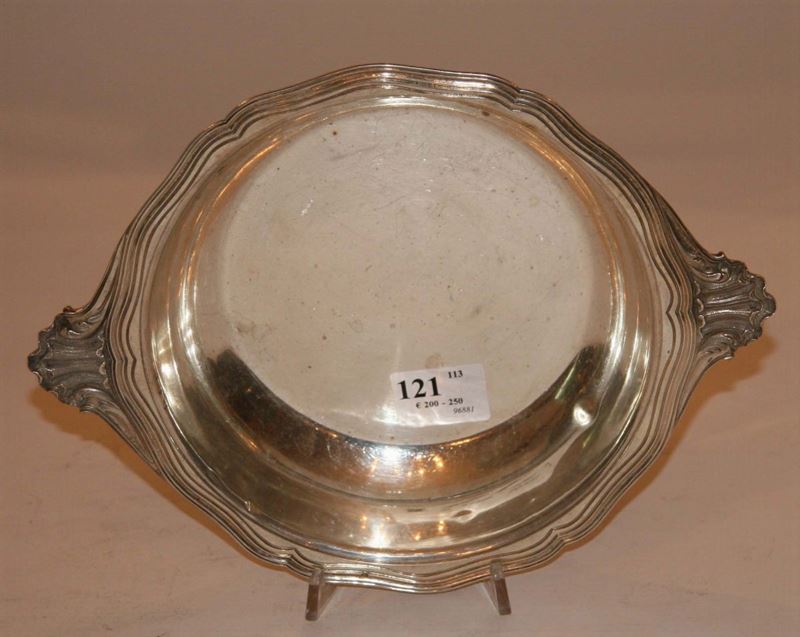 Risottiera in argento in stile barocchetto con bordo sagomato, Francia XIX secolo  - Auction House Sale Villa la Femara - Cambi Casa d'Aste