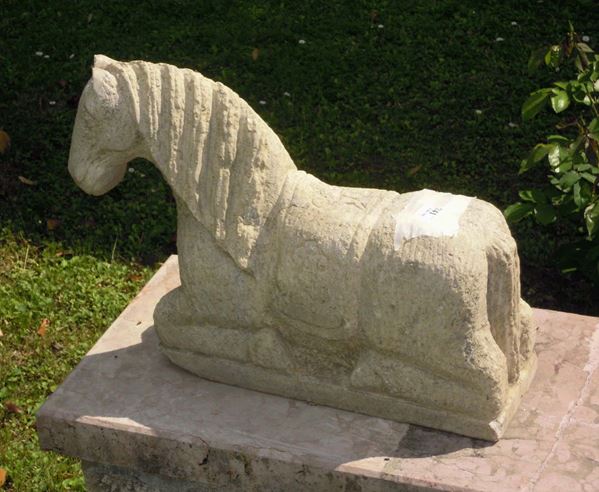Due cavalli da giardino in pietra