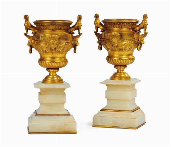 Due vasi in bronzo dorato con sfingi su basi in alabastro, Francia fine XIX secolo