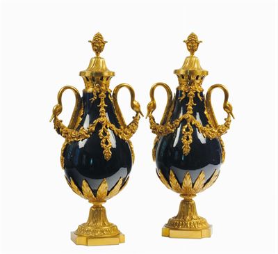 Coppia di Vasi in Porcellana Blu con Ricca Montatura in Bronzo, Francia Inizio XX Secolo