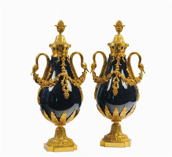 Coppia di vasi in porcellana blu con ricca montatura in bronzo, Francia inizio XX secolo