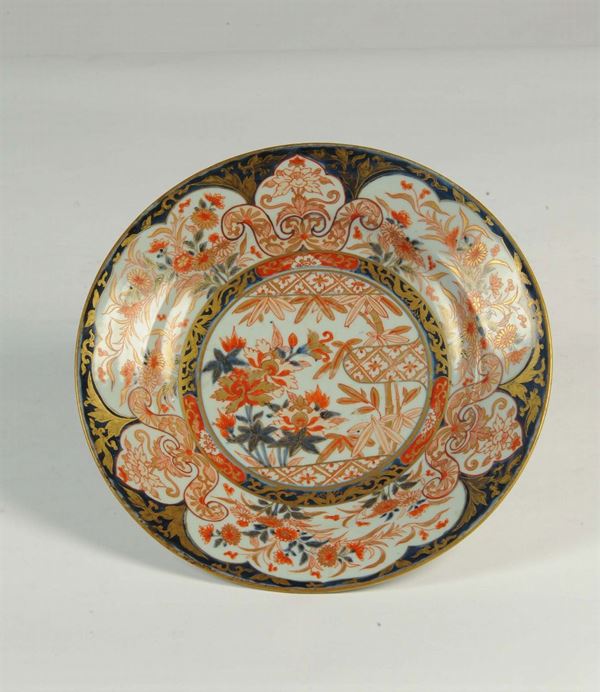 Piatto in porcellana a decoro Imari, Giappone fine XVIII