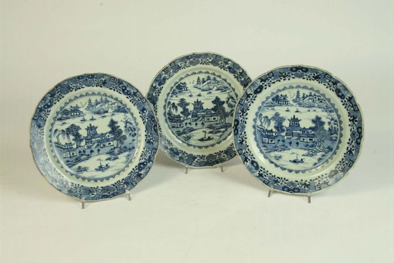 Tre piatti in porcellana Compagnia delle Indie, Cina fine XVIII secolo  - Auction House Sale Villa la Femara - Cambi Casa d'Aste