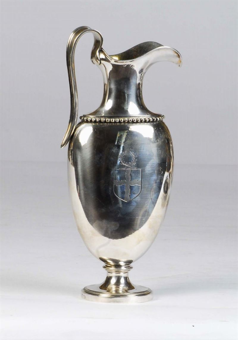 Versatoio in argento con stemma inciso, punzoni del XIX secolo, altezza cm 27  - Auction House Sale Villa la Femara - Cambi Casa d'Aste