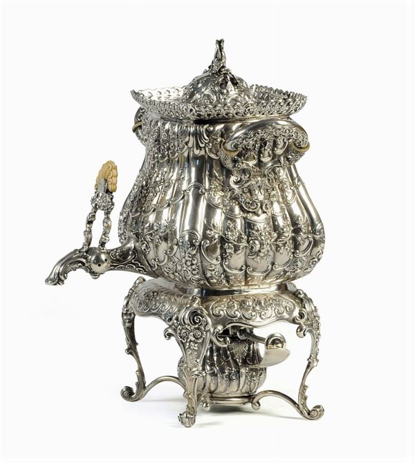 Samovar Tiffany in argento riccamente sbalzato a motivi vegetali e floreali