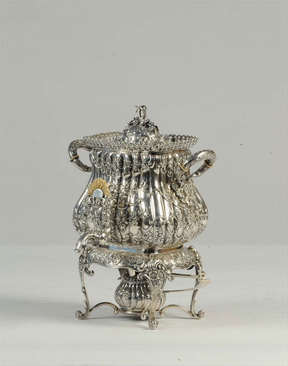 Samovar Tiffany in Argento Riccamente Sbalzato a Motivi Vegetali e Floreali