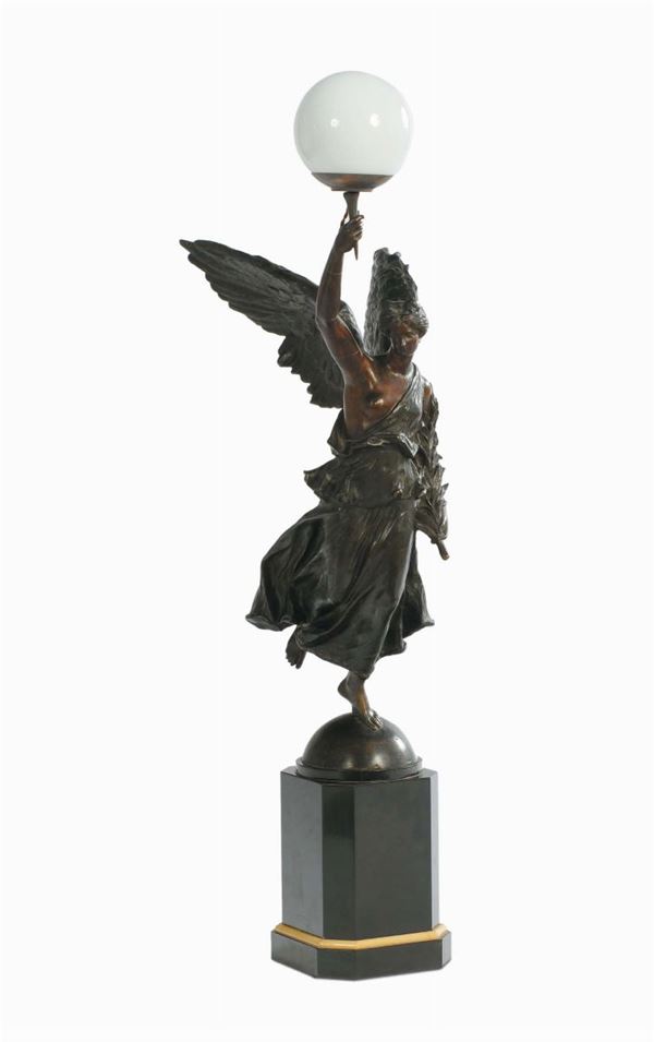 Vittoria alata in bronzo patinato su base in marmo, Francia 1920 circa